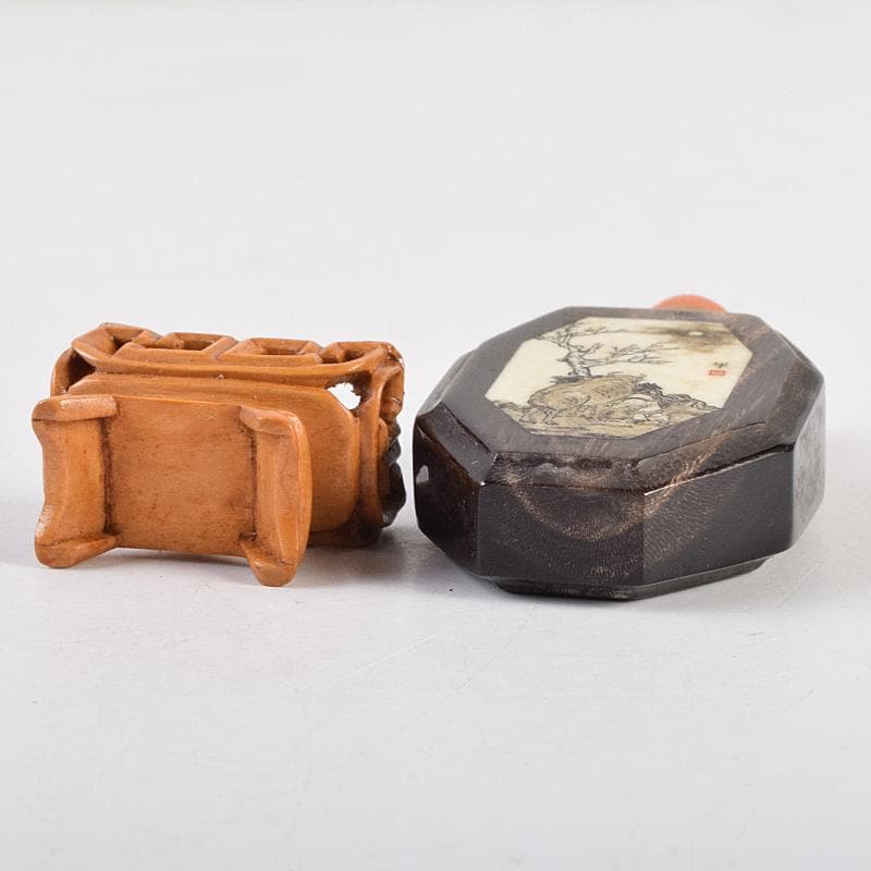 中国　牛角製　人物牛刻　鼻煙壷　木製台付　M　8977