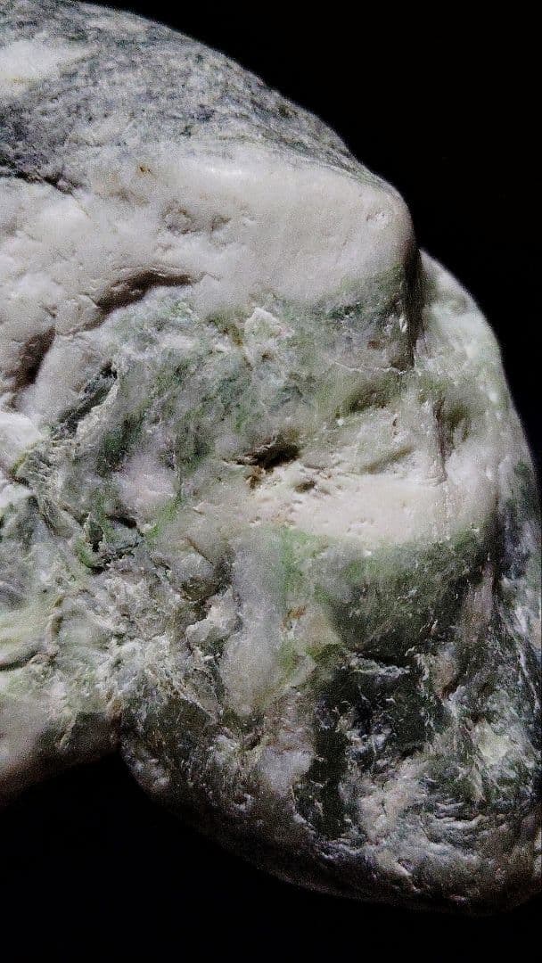 ★翡翠原石★糸魚川硬玉【小滝・転石・バレル磨き3,672ｇ】