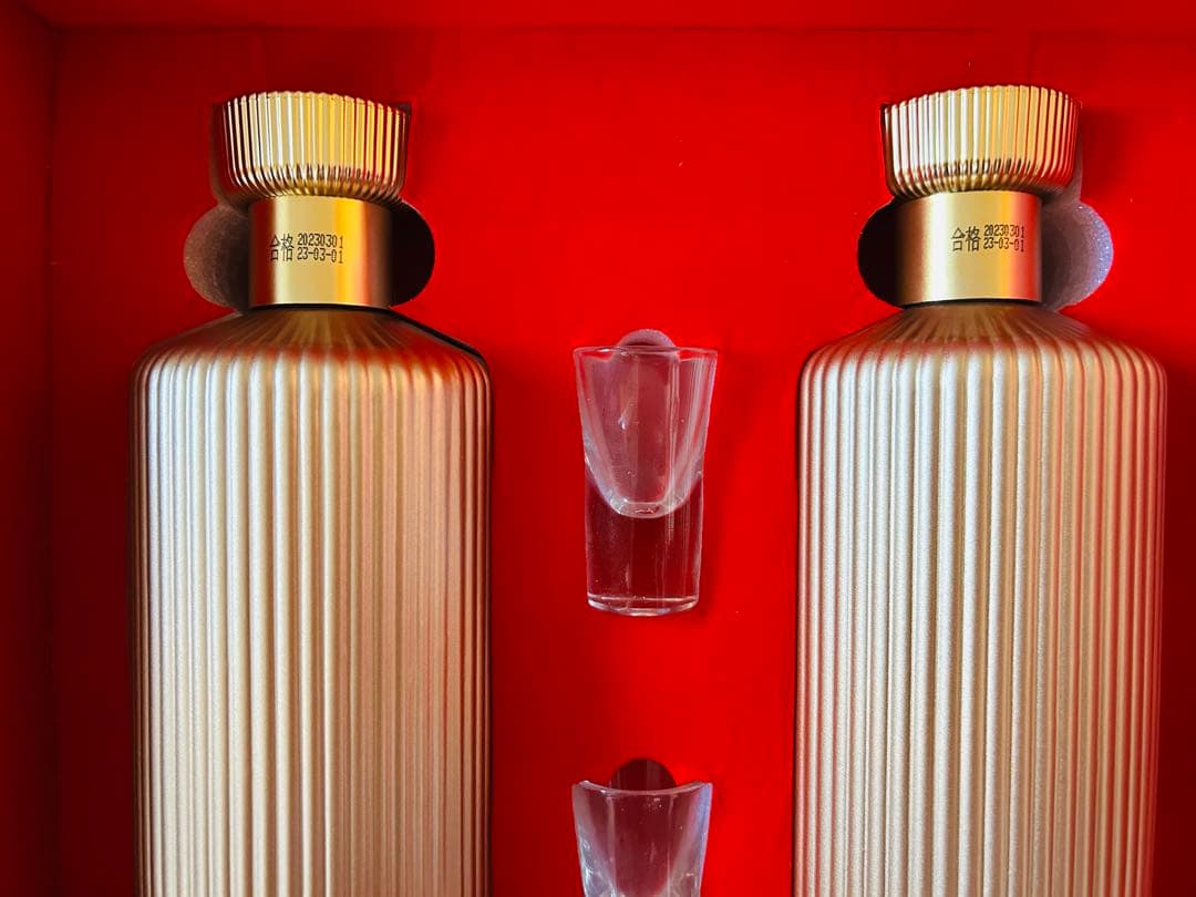 中国　貴州省　茅台鎮の白酒2本、グラス付き