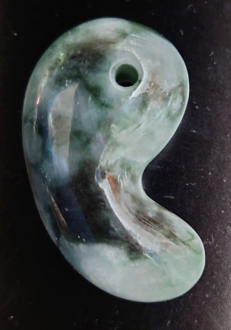 糸魚川翡翠　勾玉 丸々ぷっくり