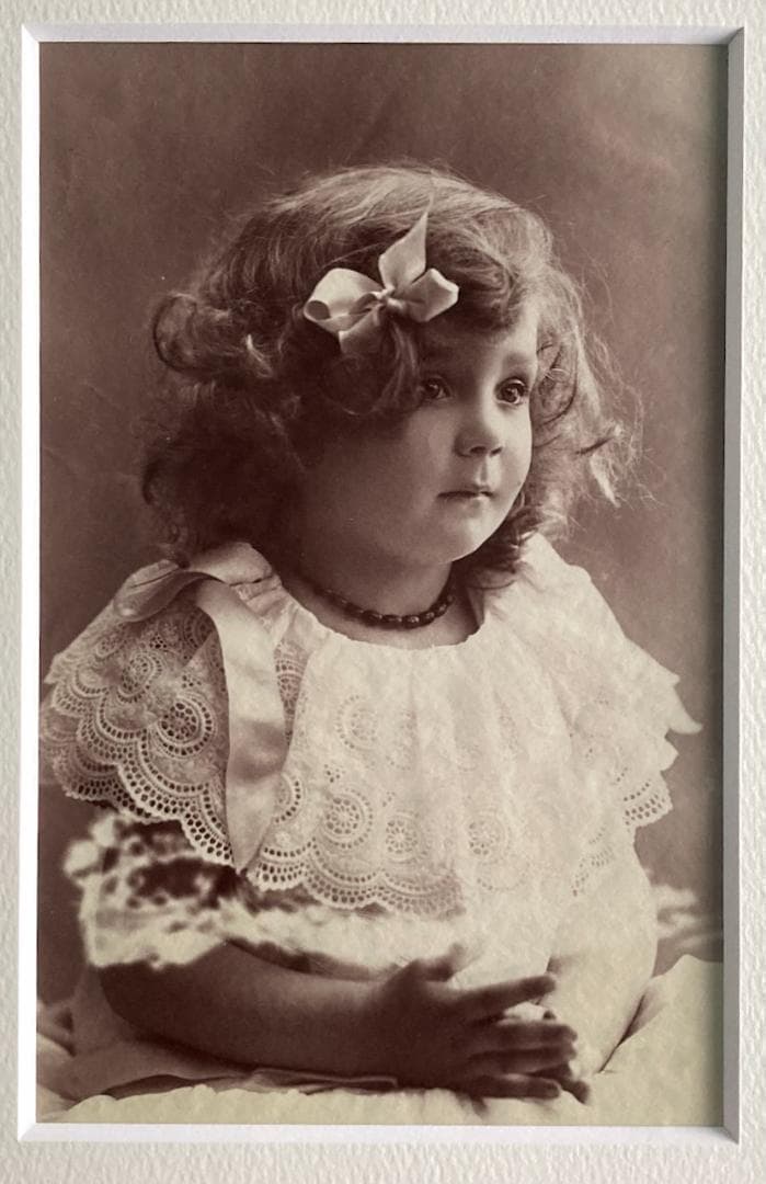 フランスアンティーク　肖像写真　女の子　 額装　アルビューメンプリント（鶏卵紙）