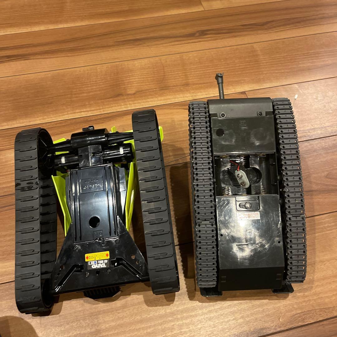 スポーツカーと戦車