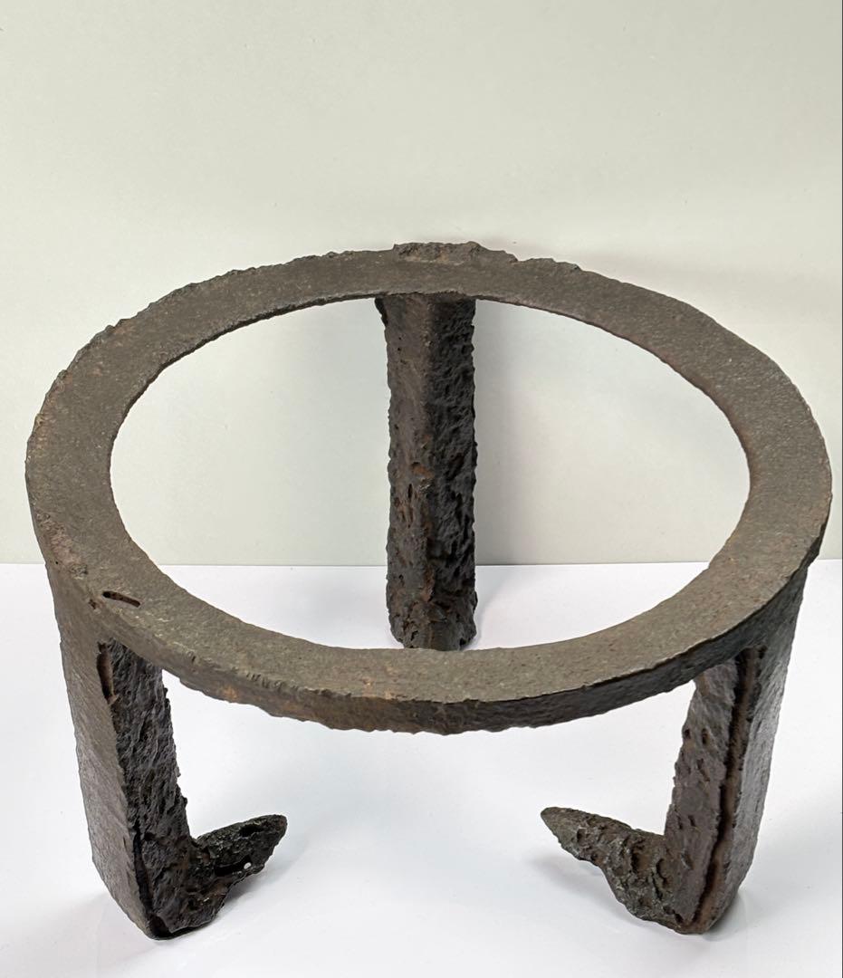 釜師【畠春斎】造 鉄製 笹爪虫喰 五徳 共箱 R811104