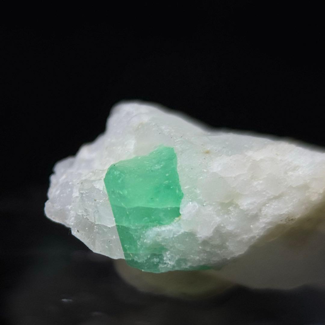 エメラルド カルサイト 共生石14.7ct インド産 鉱物標本 原石 置物