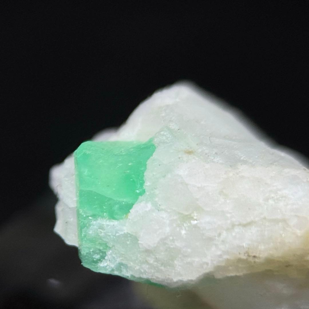 エメラルド カルサイト 共生石14.7ct インド産 鉱物標本 原石 置物