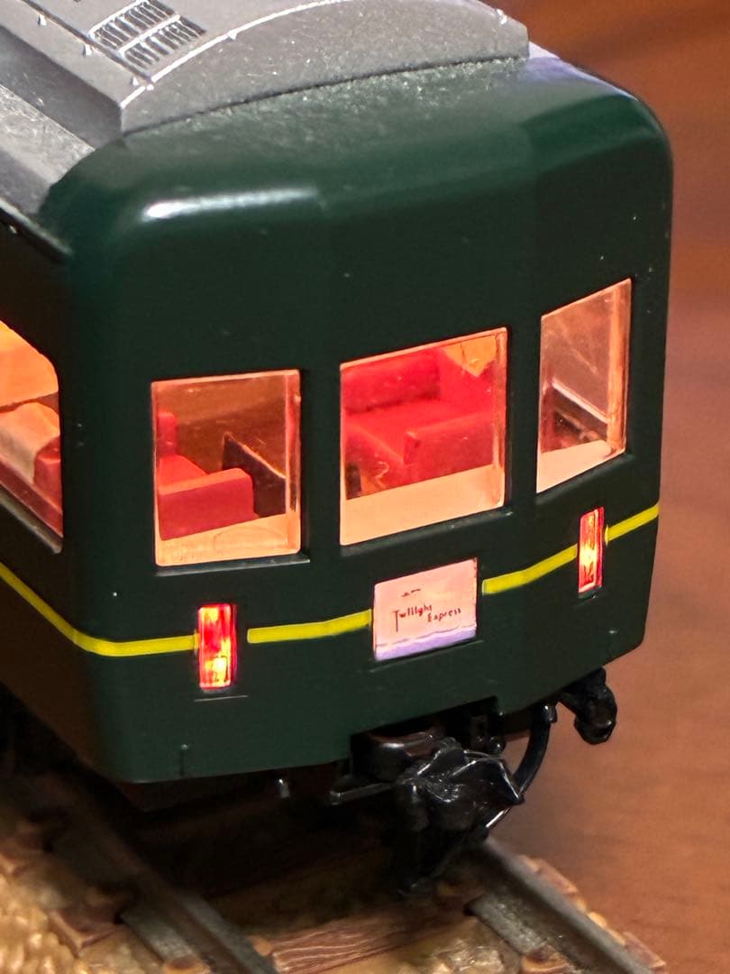 ゆ*ん様 トワイライトエクスプレス24系細部加工品　tomix ライト室内灯点灯