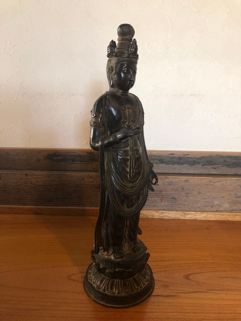 大振りで古格のある古銅聖観音立像杉箱入