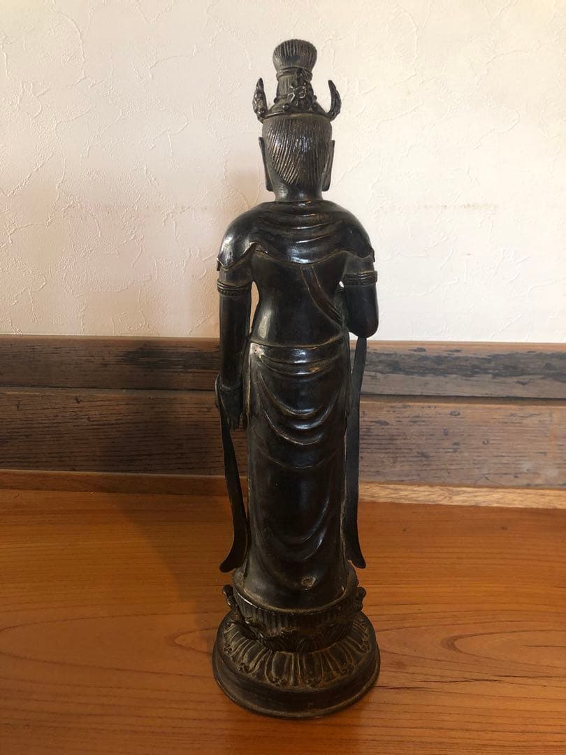 大振りで古格のある古銅聖観音立像杉箱入