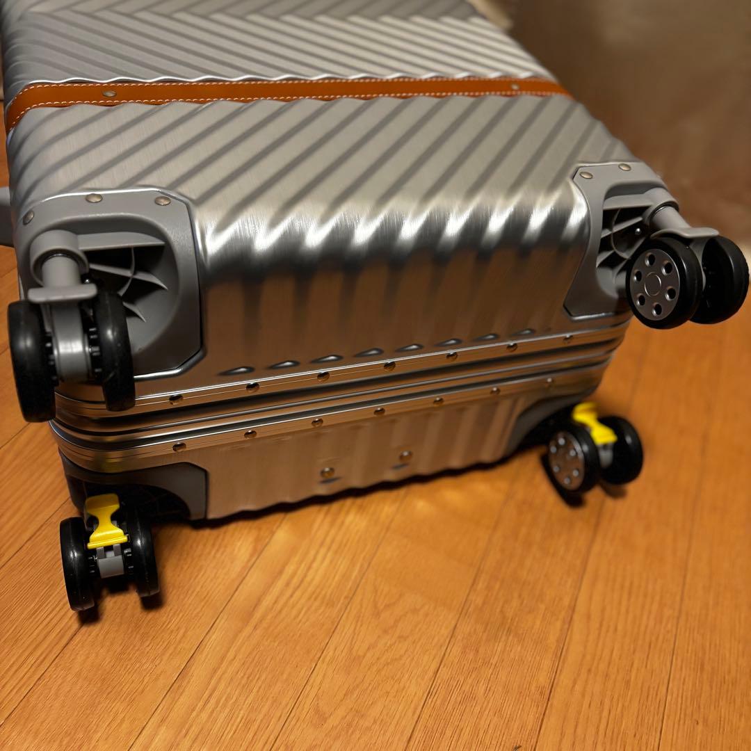 【美品】60L ABS＋PC 素材 ハードキャリー TSAロック ストッパー付き