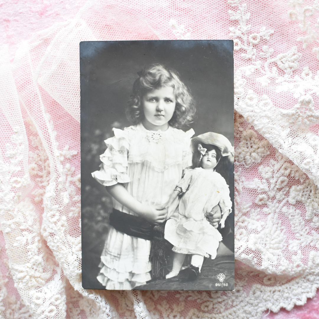 *アンティークポストカード　お人形とお揃いのお洋服の可愛い少女