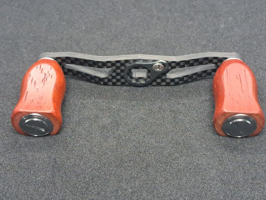 カーボンハンドルノブセット　ダイワ/シマノ対応　全長95mm軸間85mm