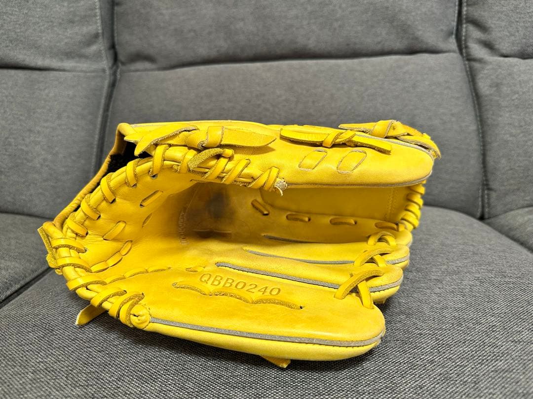 美品　アンダーアーマー　軟式　投手用　グローブ