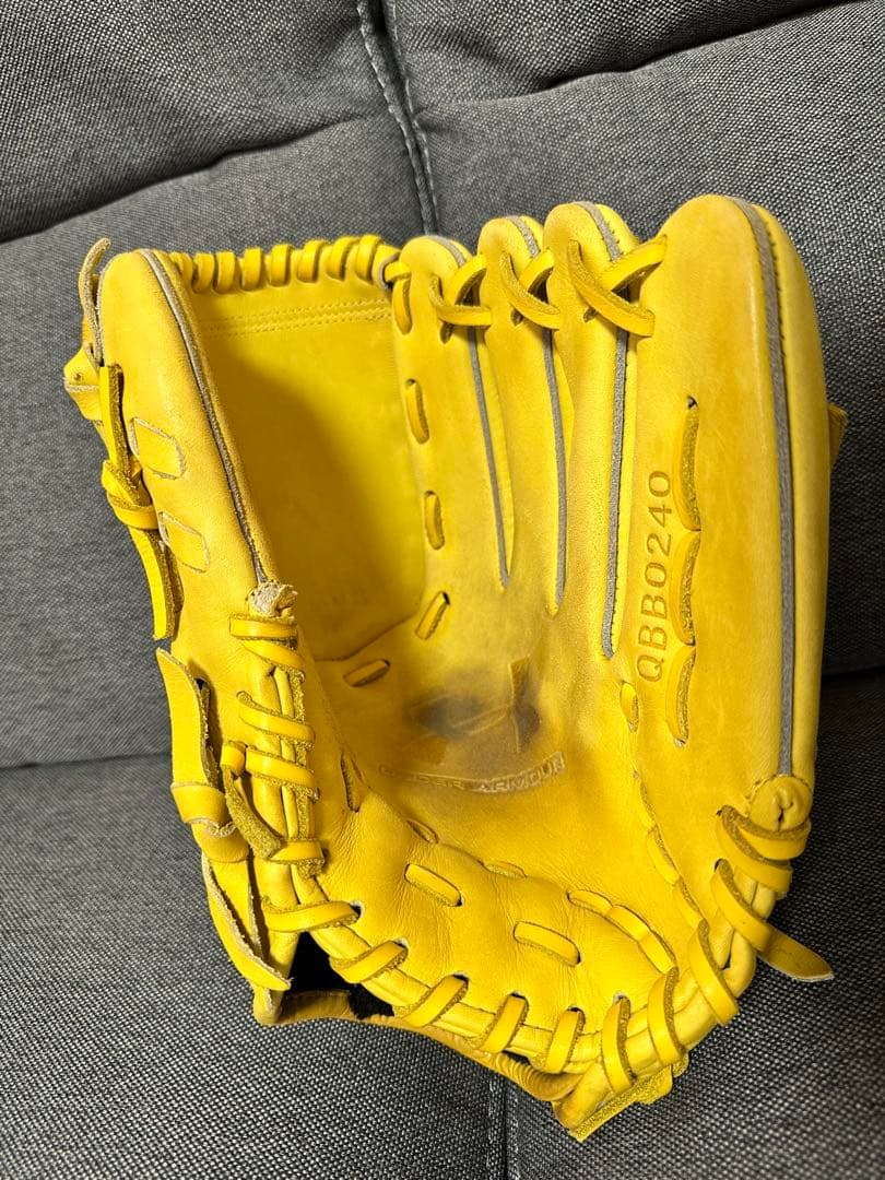 美品　アンダーアーマー　軟式　投手用　グローブ