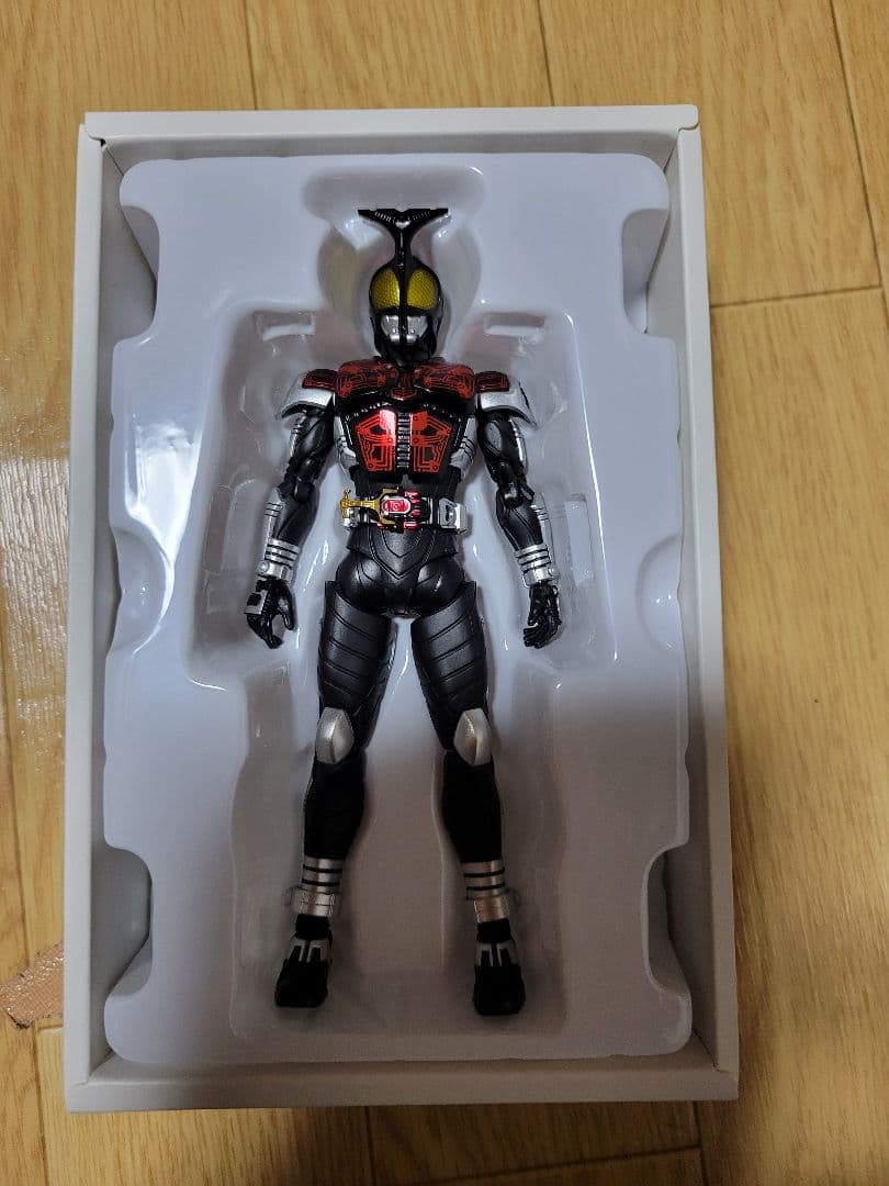 S.h.figuarts 真骨彫製法　仮面ライダーダークカブト
