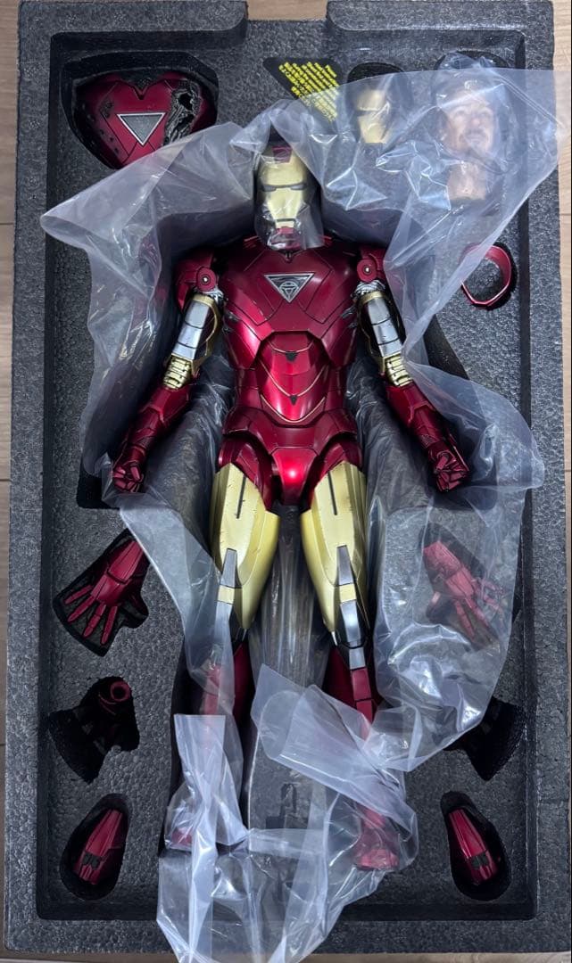 ホットトイズ　アイアンマン・マーク６ （２.０版）［パワードスーツ装着機付き］