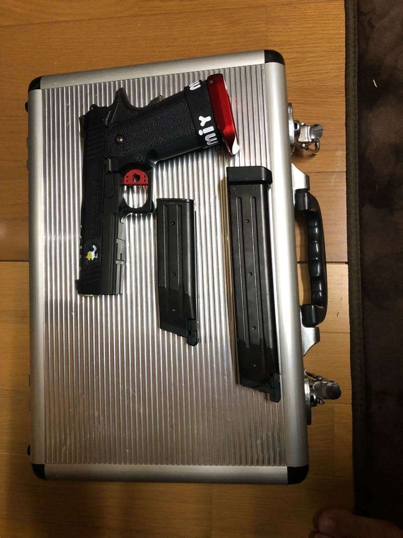 ガスガン 弾倉2個➕ケース付き値段交渉あり！！