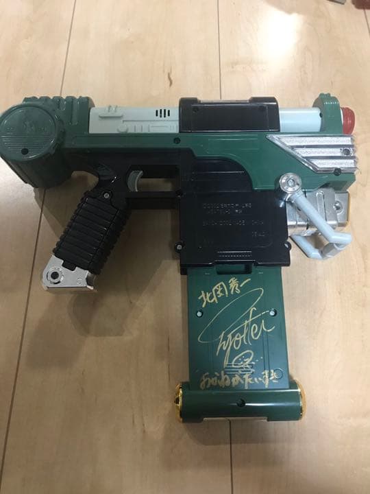 仮面ライダー龍騎 DX機召銃マグナバイザー  小田井涼平さんサイン付き