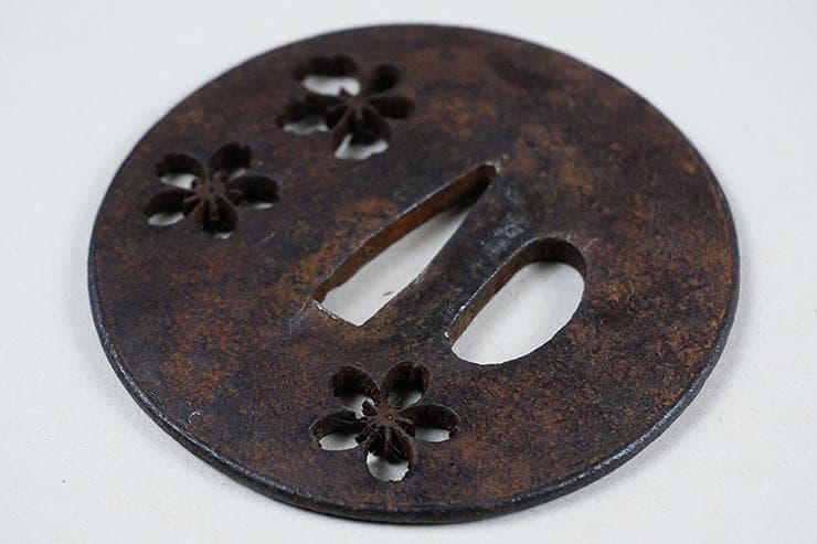 時代武具　刀装具　重次銘　桜透かし彫り 鉄製鍔