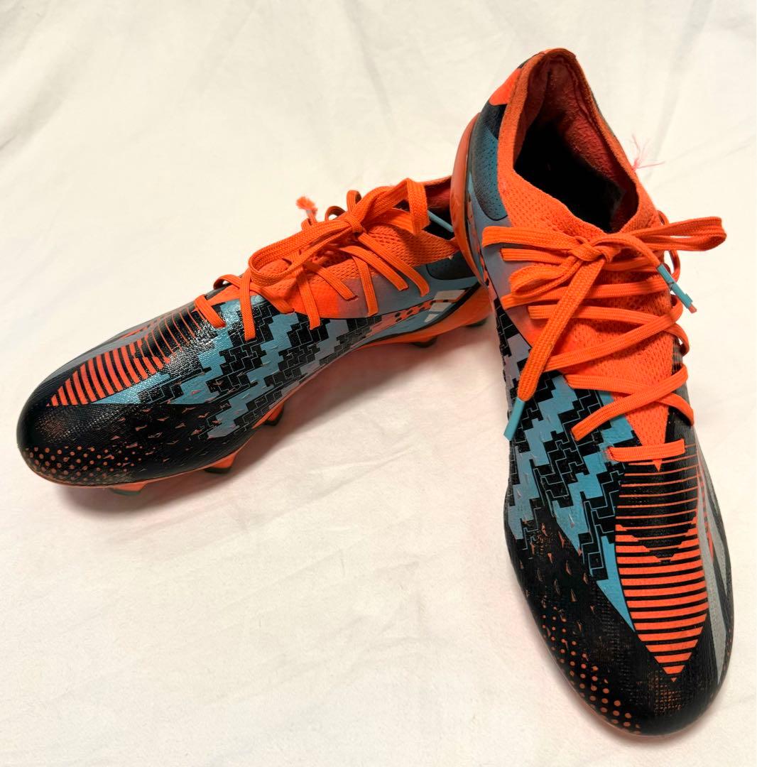 サッカーシューズ オレンジ・黒・青 ストライプデザイン