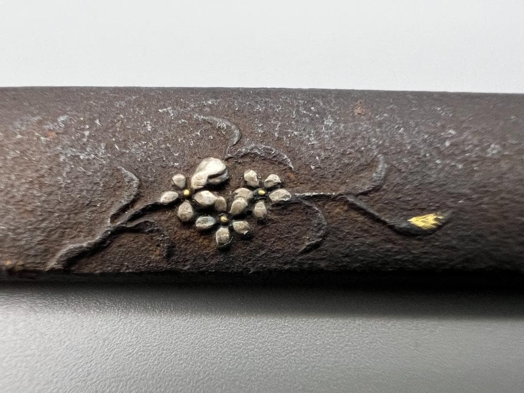 【海】刀装具　江戸期　鉄地　金銀象嵌色絵 秋草図 小柄　古金工