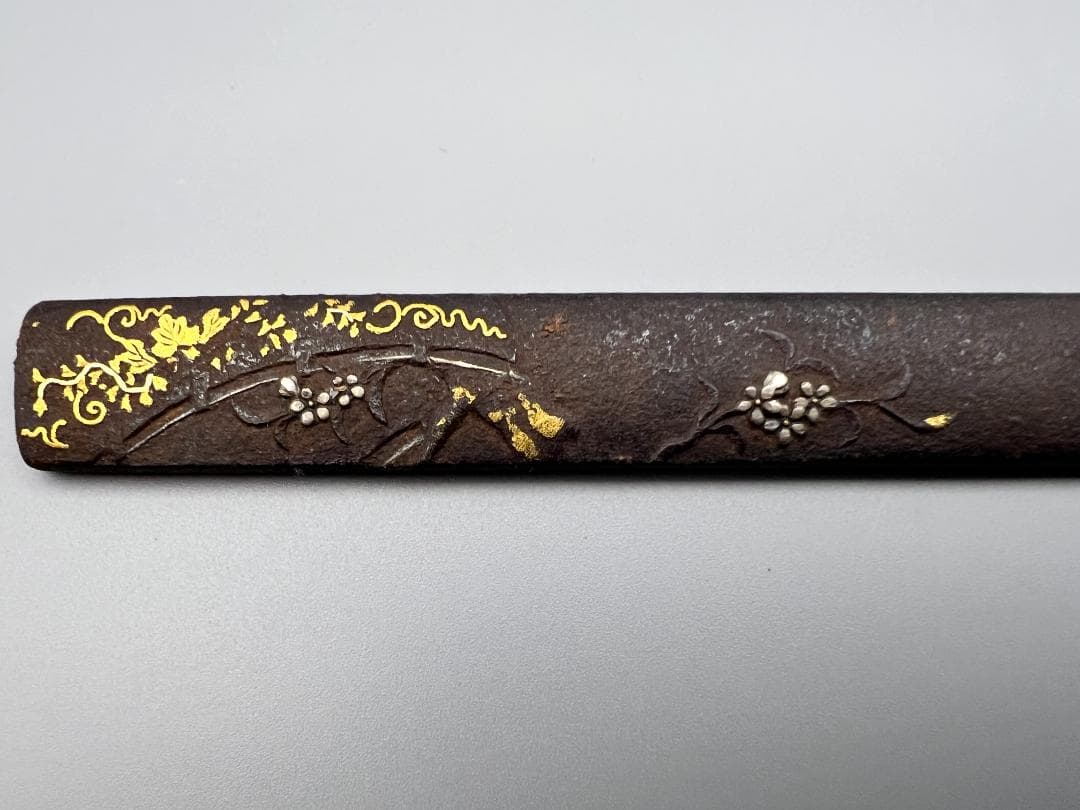 【海】刀装具　江戸期　鉄地　金銀象嵌色絵 秋草図 小柄　古金工