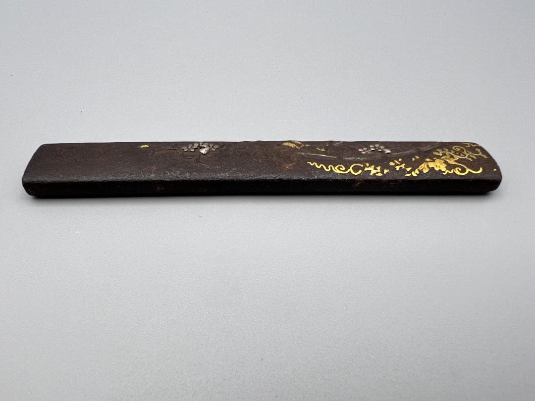 【海】刀装具　江戸期　鉄地　金銀象嵌色絵 秋草図 小柄　古金工
