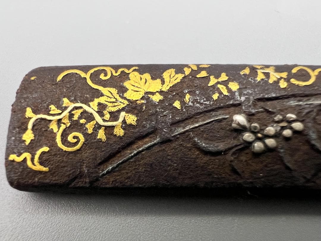 【海】刀装具　江戸期　鉄地　金銀象嵌色絵 秋草図 小柄　古金工