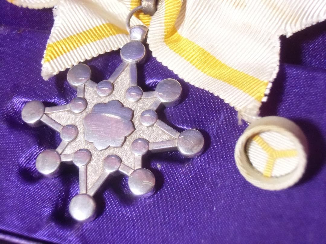 わ*ん様 ●日本の勲章/徽章＊勲八等＊瑞宝章＊女子用（実物）