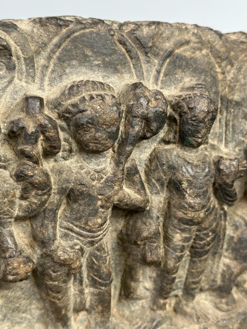 仏教美術ガンダーラ美術　石仏レリーフ彫刻人物像　石彫装飾　 古代インド　古物保証