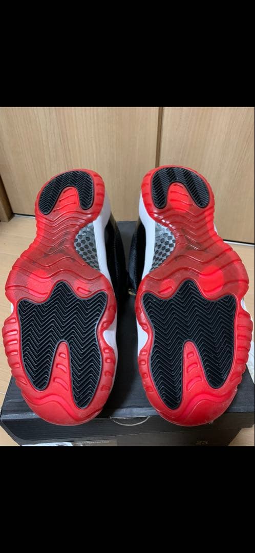 エアジョーダン 11 レトロLOWのブラック/レッド