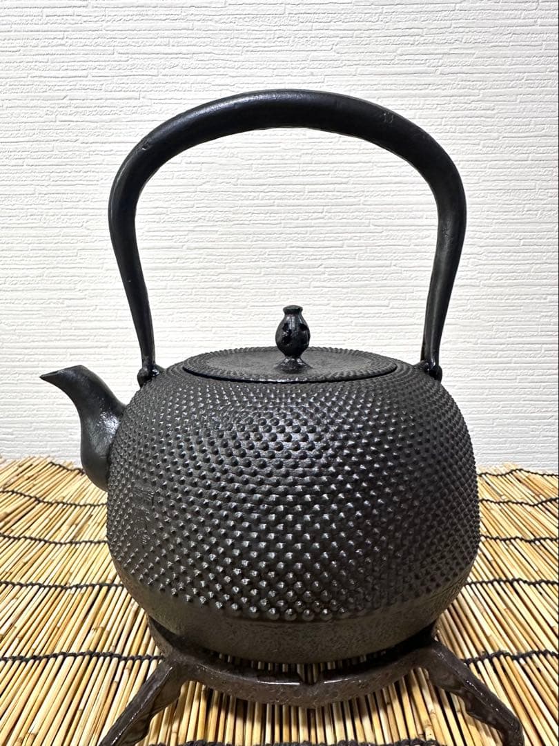 未使用品、付属品付　南部成龍堂鋳造所　伝統工芸士及川光正(齋峰)１８型　南部鉄瓶