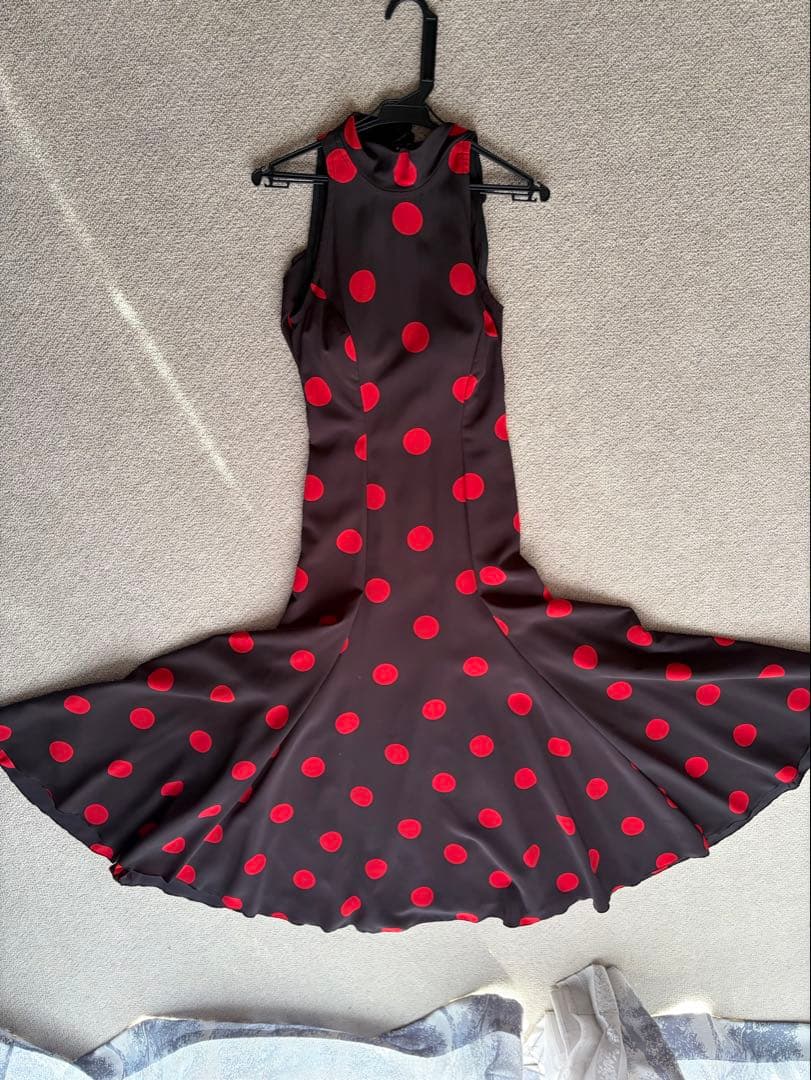 フラメンコドレス 黒赤水玉模様