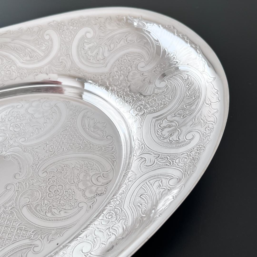 【英国】ブレッドプレート【シルバープレート】 優雅なチェイシング