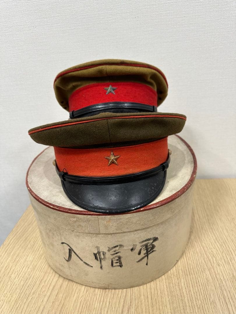 軍帽 赤と緑 星バッジ付き 帽子ケース付き