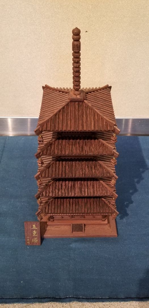 鉄刀木と書いて(たがやさん)と呼びます。唐木の中でも幻の銘木と言われた珍しい逸品