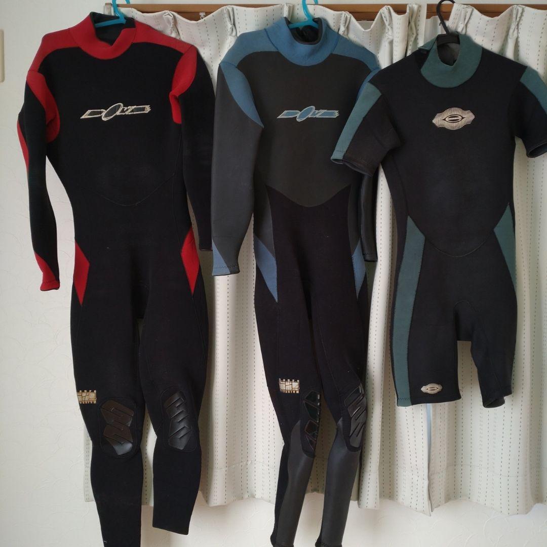 赤と黒の長袖ウェットスーツ