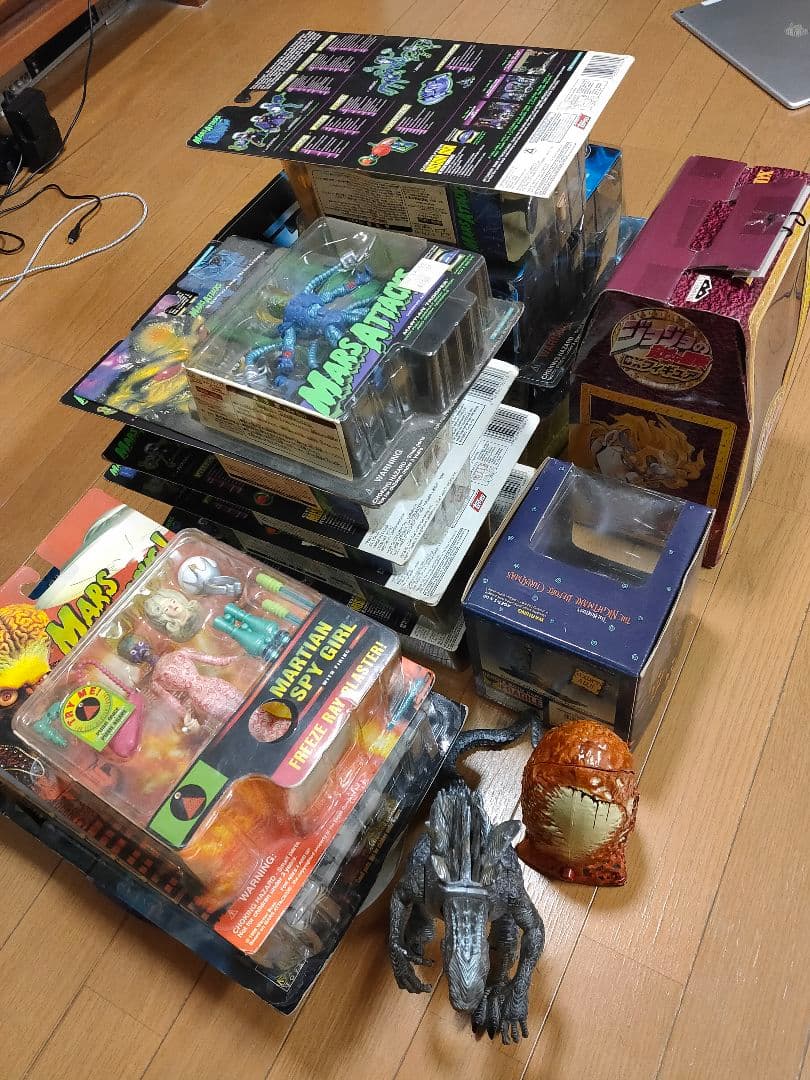 まとめて　マーズ・アタック、ジョジョ、ゴジラ、その他 合計 16個　送料着払い