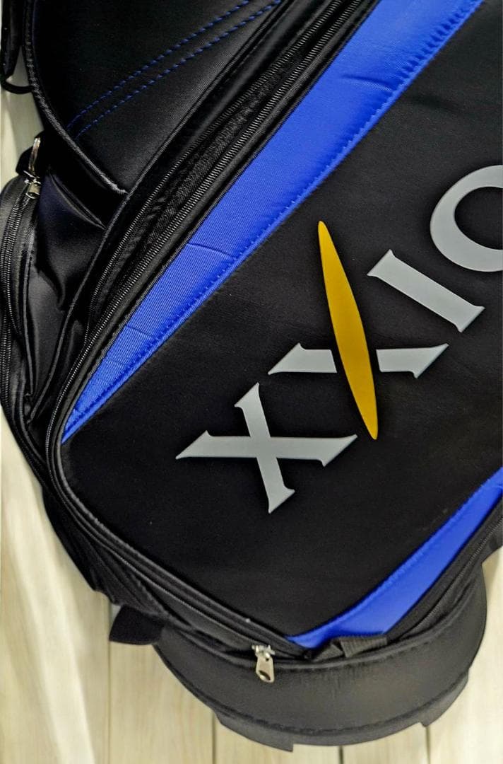 送料無料/新品未使用　展示品XXIO キャディバッグ 黒と青 新品