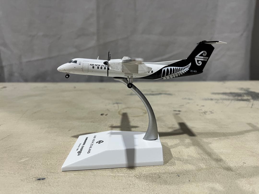 航空機・ヘリコプター BOMBARDIER DASH 8 Q300 AIR NEW ZEALAND