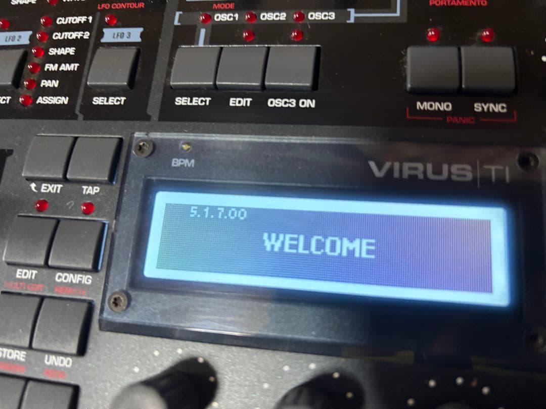 Access Virus TI シンセサイザー