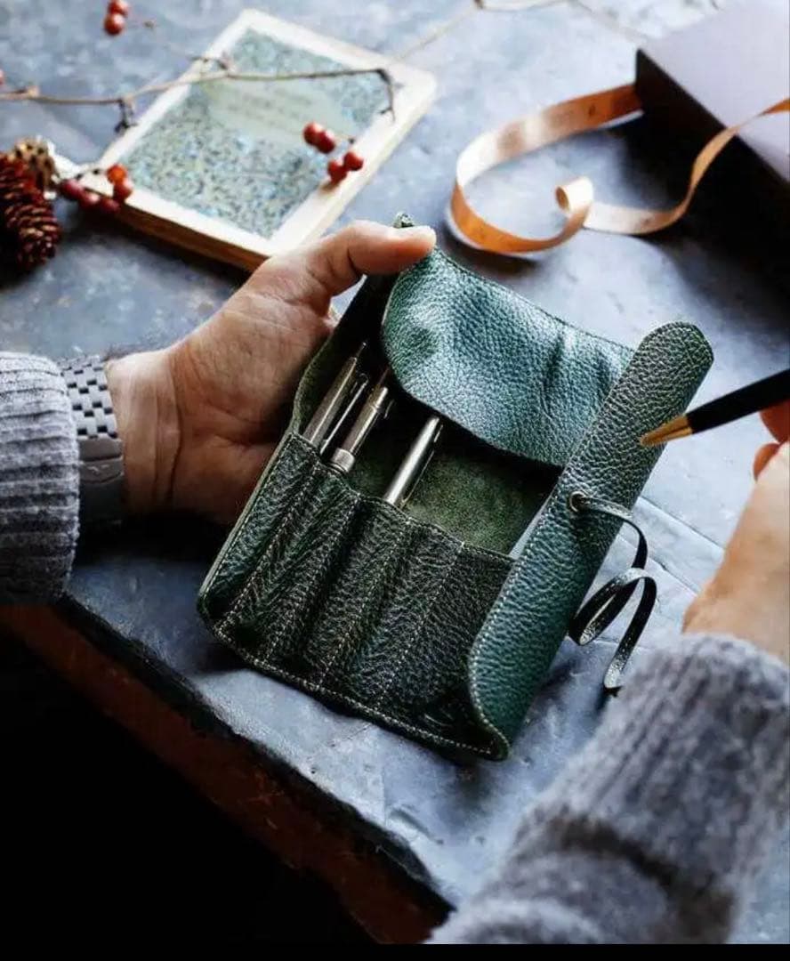 トーンオイルヌメ ロールペンケース コニファーグリーン