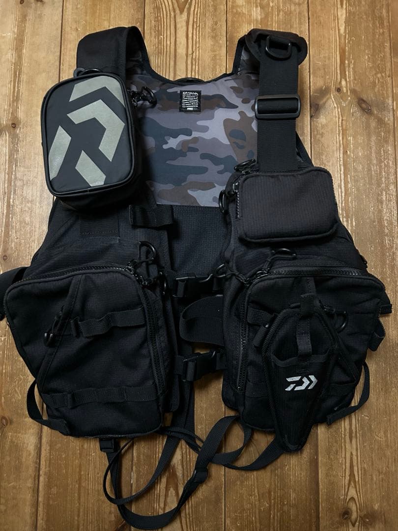 マ*ホ様 DAIWAフィッシングベストDF-6206 ブラック 迷彩柄