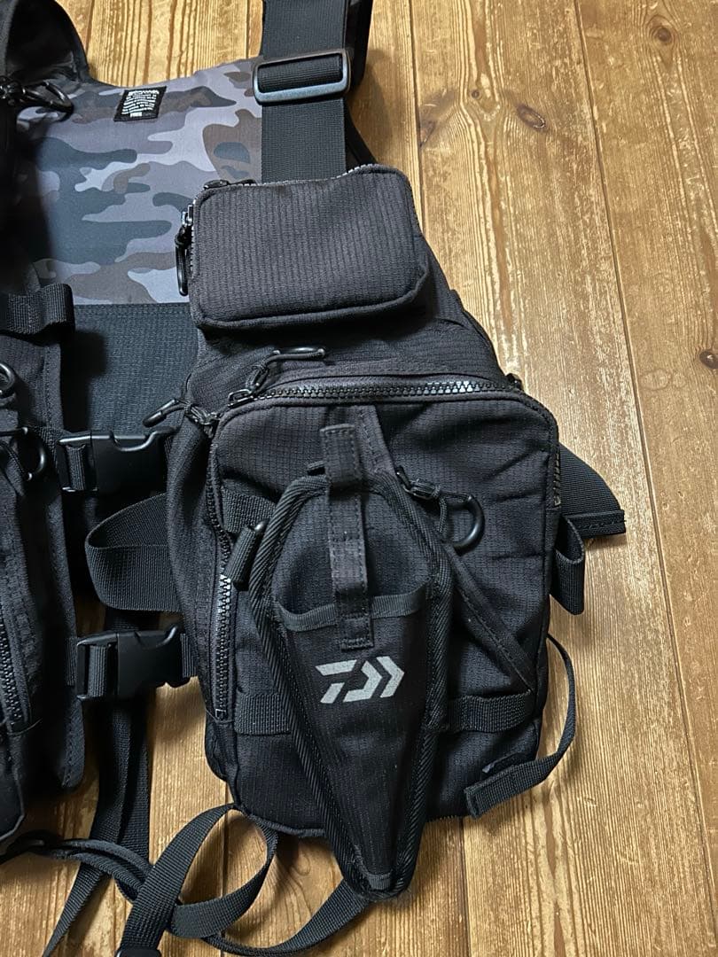 マ*ホ様 DAIWAフィッシングベストDF-6206 ブラック 迷彩柄