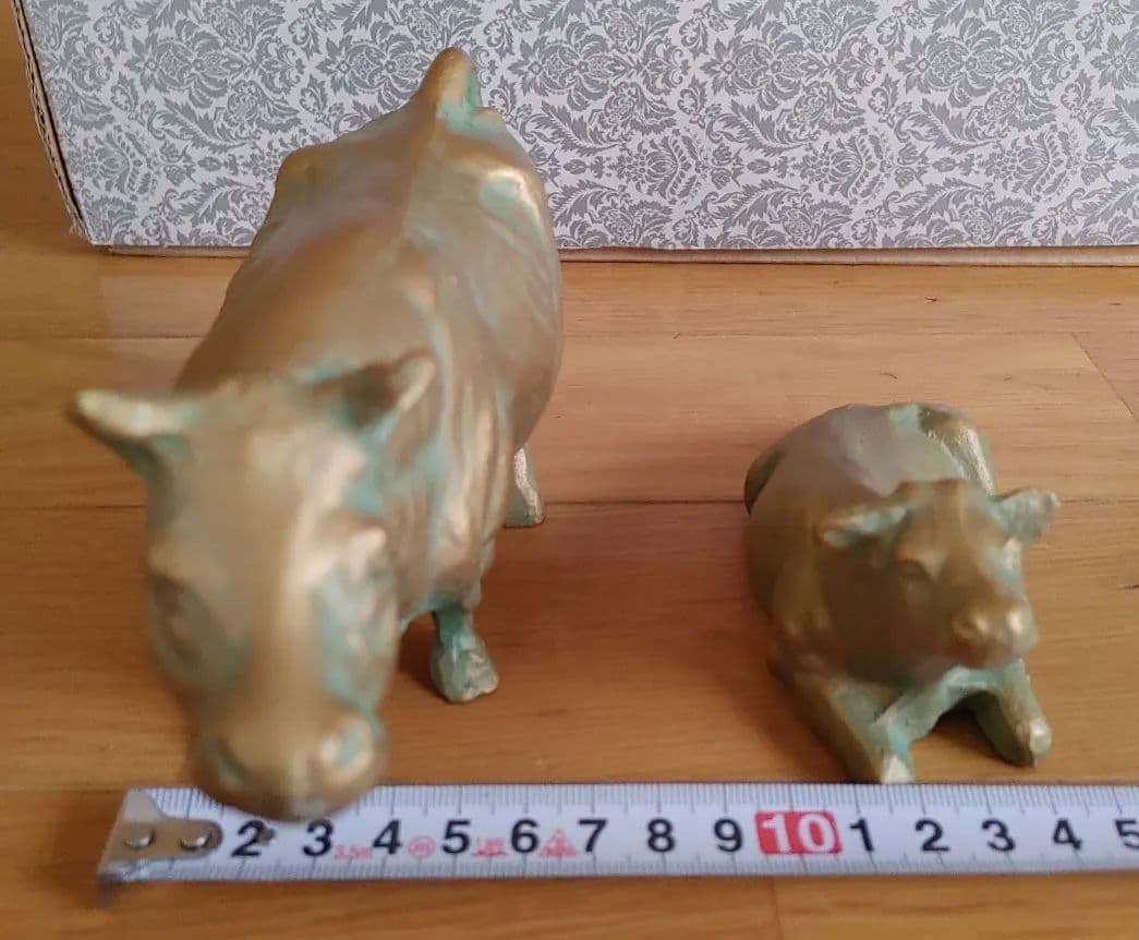 金色の牛と子牛の置物