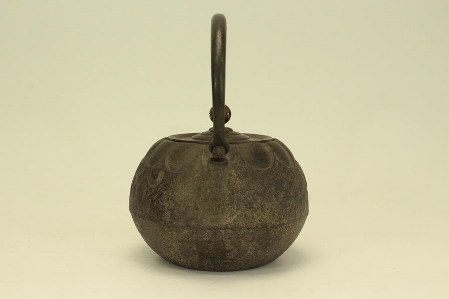 有山金生堂造 丸形 輪花 鉄瓶 在銘 時代物(A924)