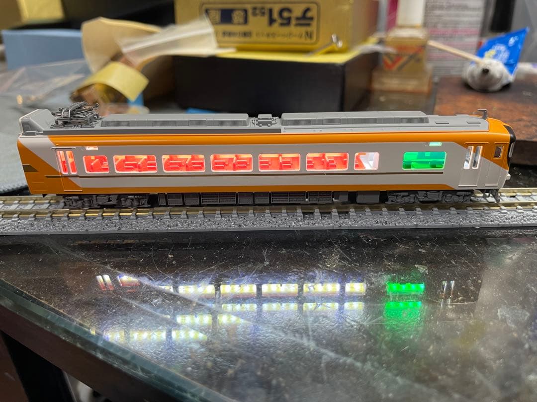 TOMIXのVista EX（喫煙室付き）に室内灯を装着致します。