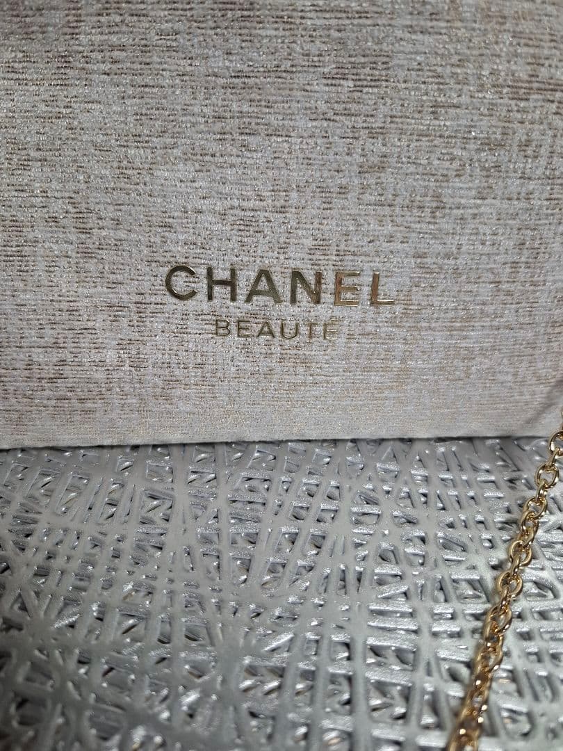 CHANEL 　ホリデー限定ポーチ　ベージュ　ノベルティ　斜め掛け