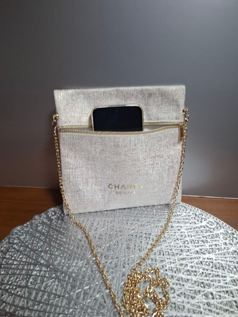 CHANEL 　ホリデー限定ポーチ　ベージュ　ノベルティ　斜め掛け