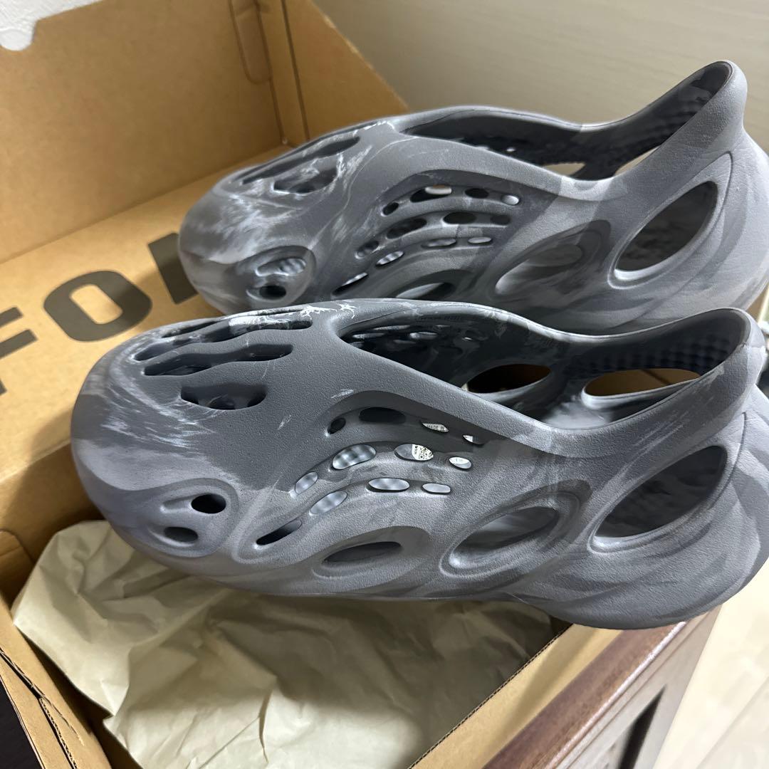 adidas EZY FORM RNR 美品です