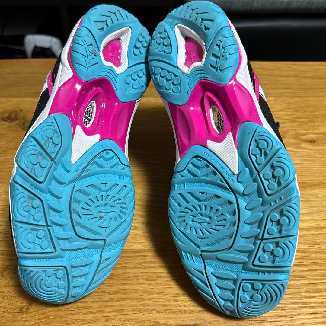 【美品】【匿名配送】ミズノ　バレーボールシューズ　ウェーブアルテミス23cm